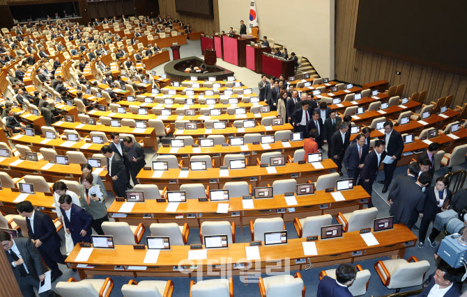 [포토]이완규·함상훈 지명철회 결의안, '본회의장 나가는 국민의힘 의원들'