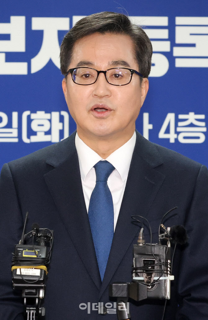 [포토]입장 밝히는 김동연