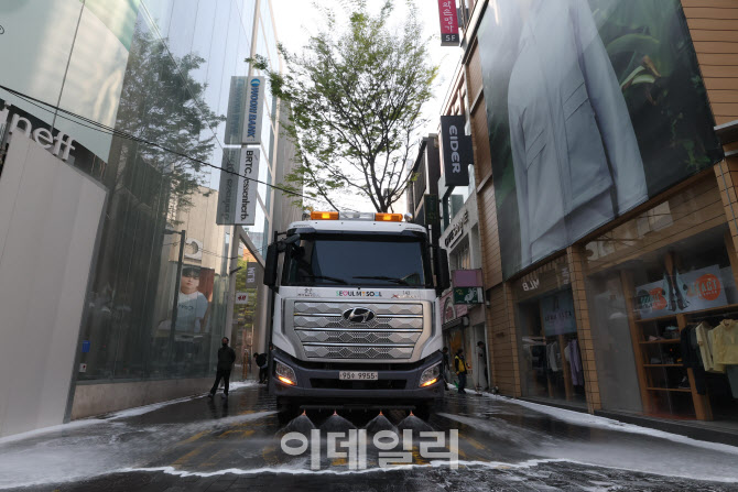 [포토]명동거리 물청소