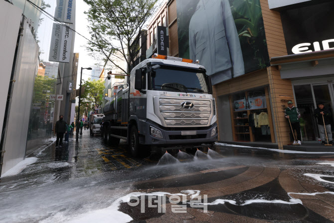 [포토]명동거리 봄맞이 물청소