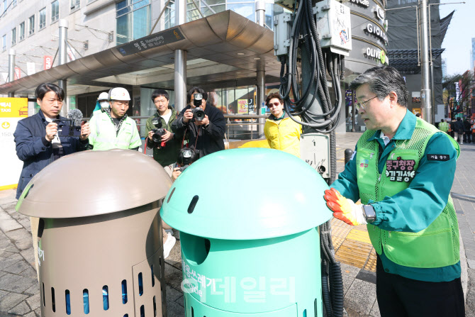 [포토]명동 봄맞이 새로운 쓰레기통 설치