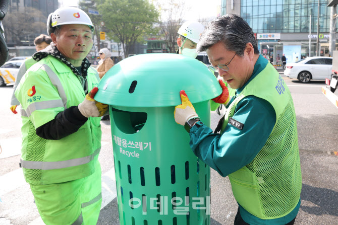 [포토]새로운 쓰레기통 옮기는 중구청장