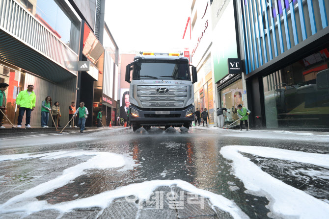 [포토]명동거리 물청소