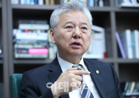 홍성국, 한덕수 직격…"경제 급변 상황에 대선행보?"