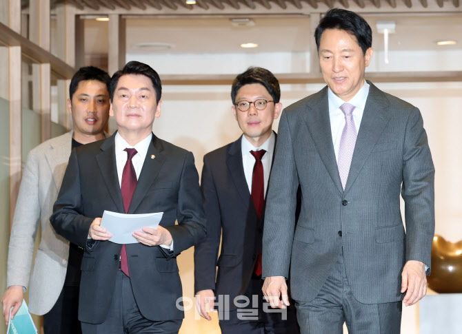 [포토]회동 마친 뒤, 안철수 배웅하는 오세훈 서울시장