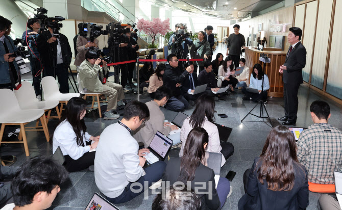 [포토]서울시청에서 브리핑하는 안철수