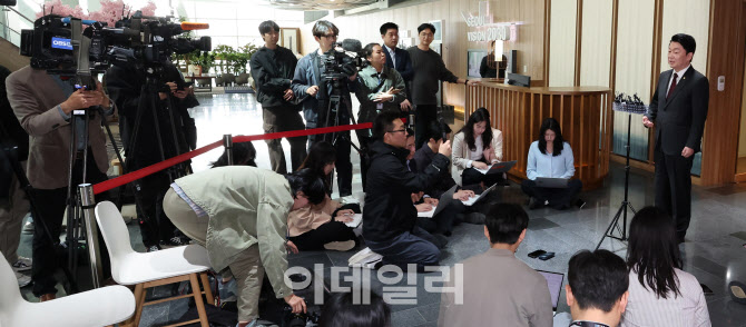[포토]오세훈 서울시장과의 회동 브리핑하는 안철수