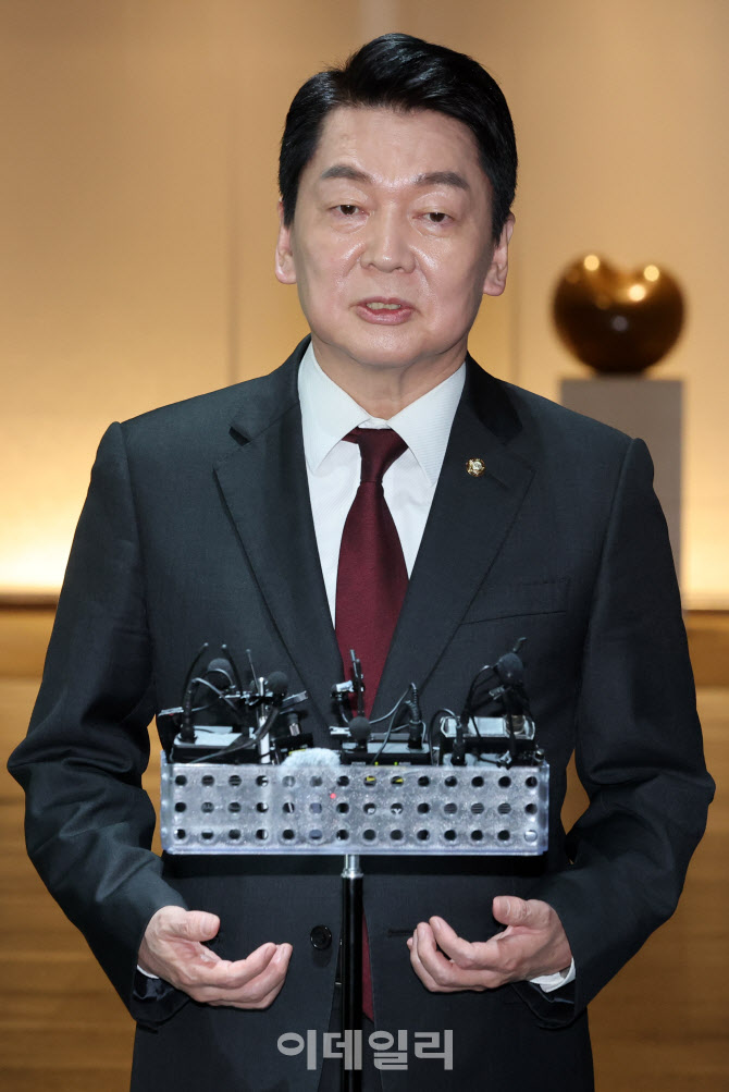 [포토]서울시장과의 회동 브리핑하는 안철수 의원