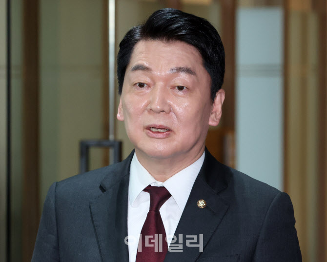 [포토]회동 브리핑하는 안철수