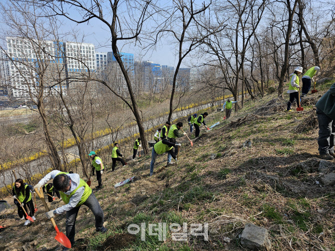 신세계건설, 마포 노을공원서 나무심기 행사 진행