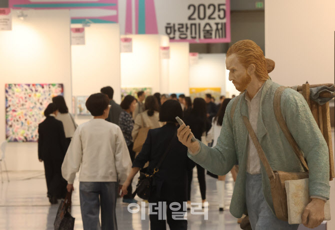 [포토]2025 화랑미술제에 온 반 고흐