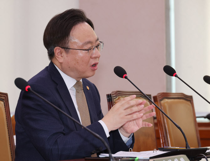 연금 기금, 통계 취사선택 지적에…조규홍 "수정전망 반영한 것"
