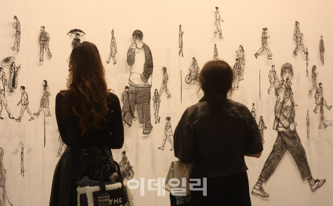 [포토]신예린 작가의 작품 감상