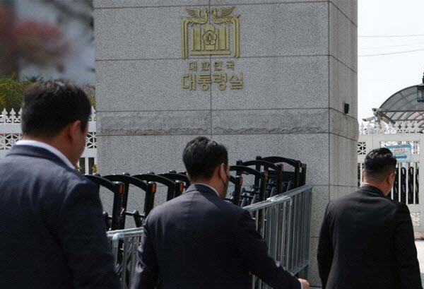 경찰, 경호처와 10시간 대치…대통령실 압수수색 무산(상보)