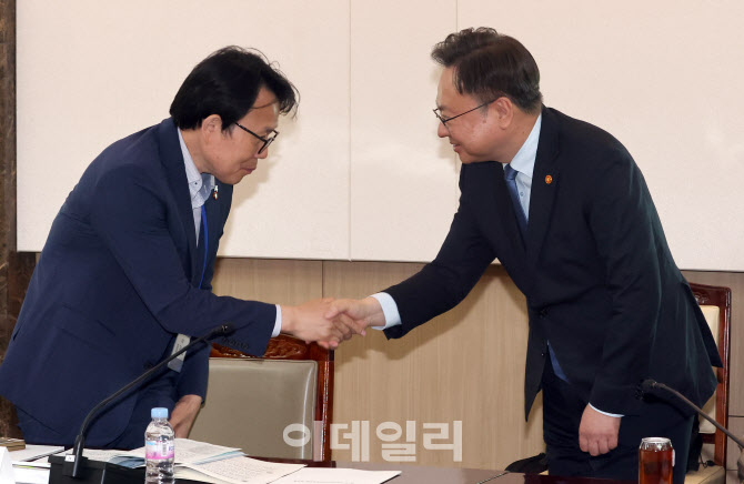 [포토]참석자들과 인사 나누는 조규홍 복지부 장관