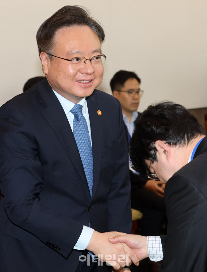 [포토]참석자들과 인사 나누는 조규홍 보건복지부 장관