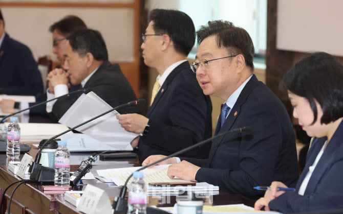[포토]연기금운용위 회의 발언하는 조규홍 장관