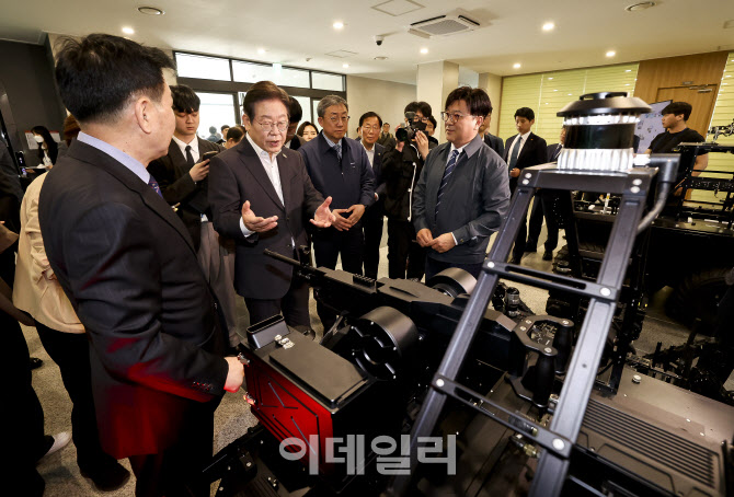 [포토]이재명, '국방과학연구소 방문....AI기반 무인체계 연구개발 살펴'