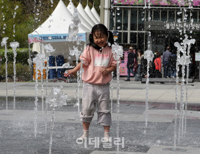 [포토] 물놀이하는 어린이