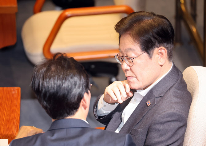 당내 경쟁자 없는 ‘이재명’, 중도층 공략에 고민