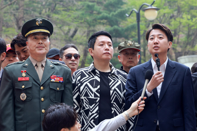 '항명' 박정훈 前대령 항소심 시작…"윤 前대통령 증인신청"