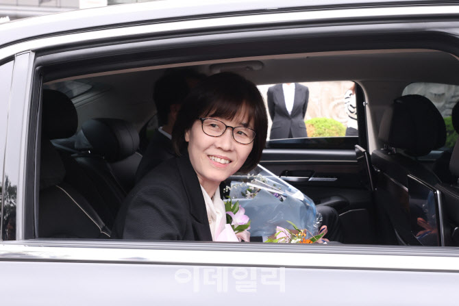 [포토]헌재를 떠나는 이미선 재판관