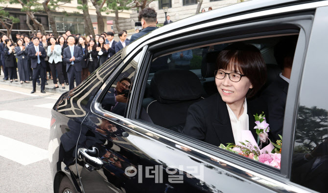 [포토]헌법재판소 떠나는 이미선 재판관