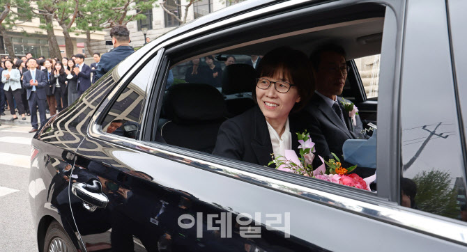 [포토]헌재 떠나는 이미선 재판관