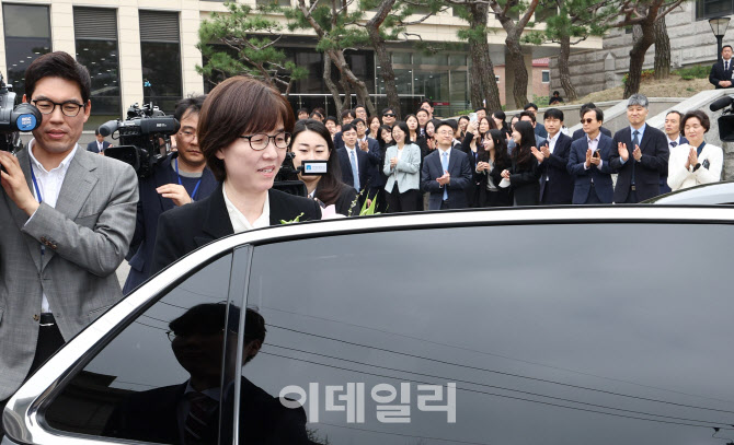[포토]헌재 떠나는 이미선 재판관