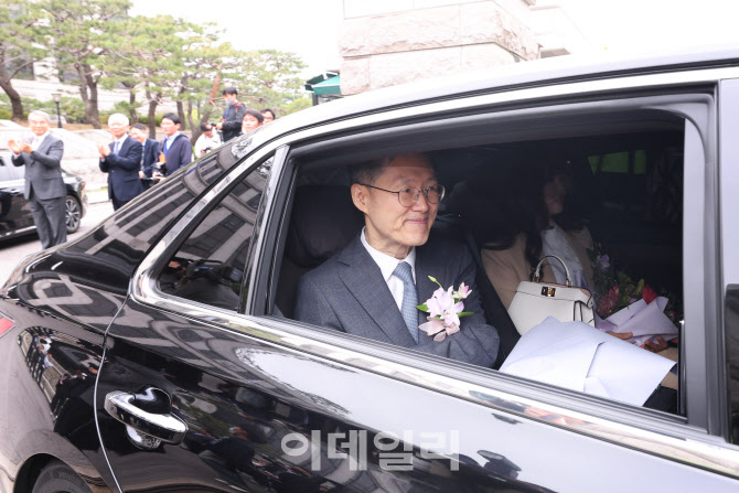 [포토]헌재 떠나는 문형배 헌법재판소장 권한대행