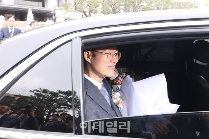 [포토]문형배 헌법재판소장 권한대행 헌법재판소 떠나