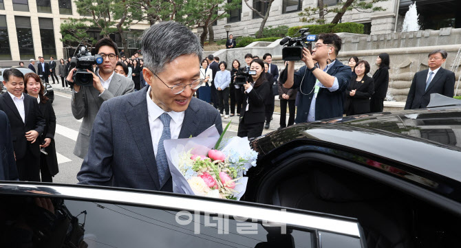 [포토]문형배 헌재소장 권한대행, 헌법재판소 떠나