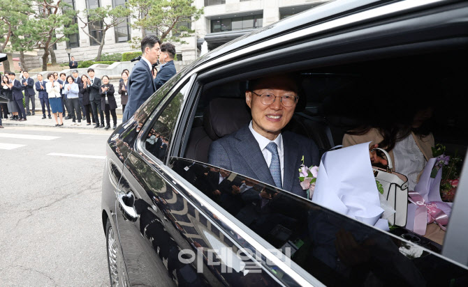 [포토]헌재 떠나는 문형배 권한대행