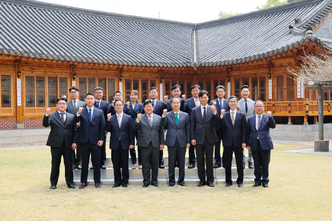 한덕수, 현장 경찰관에 “탄핵집회 현장서 완벽히 임무 수행”