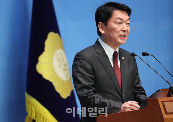 [포토]안철수 기자회견, '당선 가능한 후보를 전략적으로 선택해야'