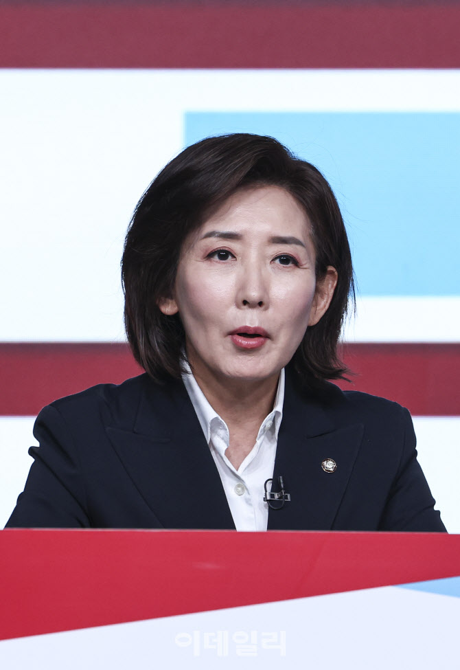 [포토]국민의힘 1차 경선 B조 토론회, '발언하는 나경원 후보'