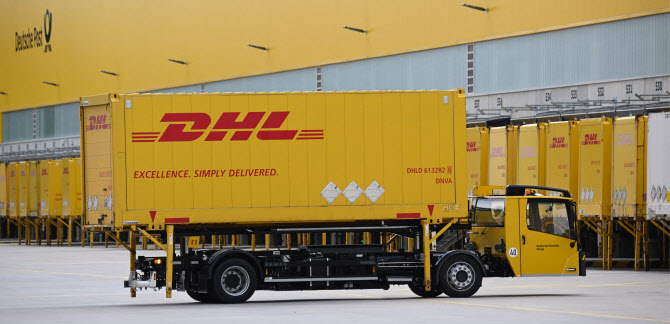 DHL, 美개인 대상 800달러 초과 글로벌 배송 중단