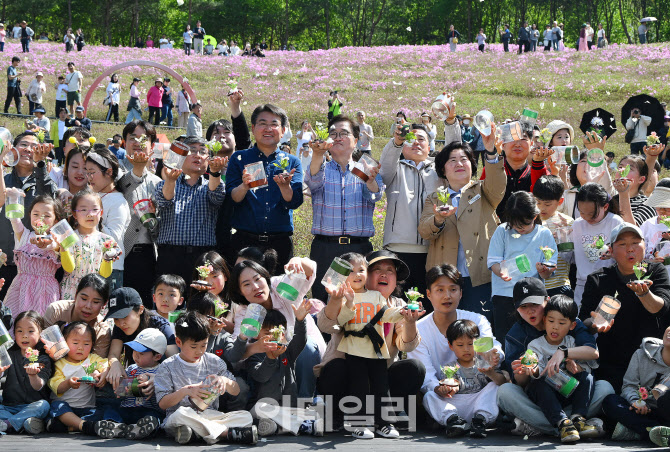 [포토] 노원구, '불암산 철쭉제' 개막 나비 날리기