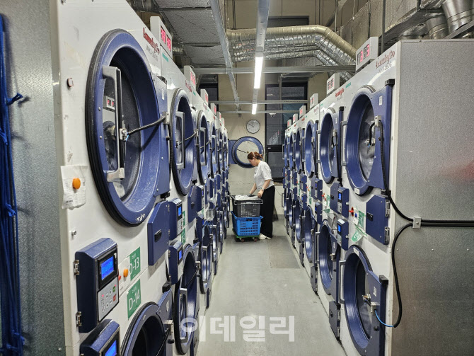 빨래에도 첨단기술 적용…“AI가 세탁물 구분하고 RFID로 추적”[르포]
