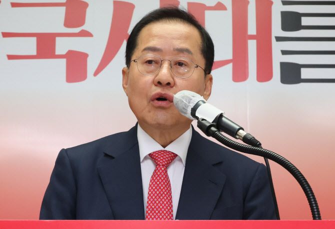 홍준표 “복지예산, GDP 규모 연동…노인연령 70세 상향”