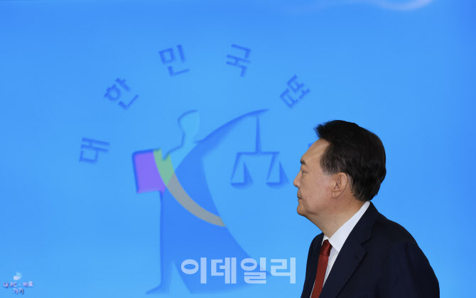 [포토]윤석열 전 대통령, 두 번째 정식 형사재판에 출석