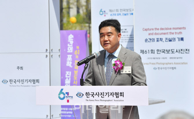 [포토] 개막 인사말하는 이호재 한국사진기자협회장