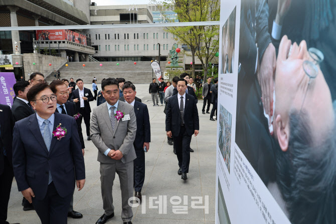 [포토] 우원식 국회의장, 보도사진전 관람