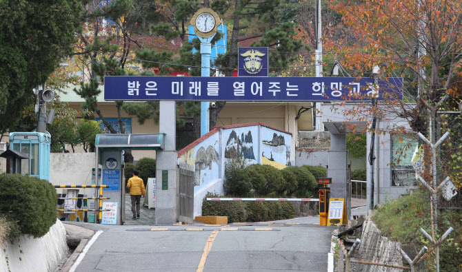 구치소 수감 중 스마트폰에 담배...재소자 관리 구멍