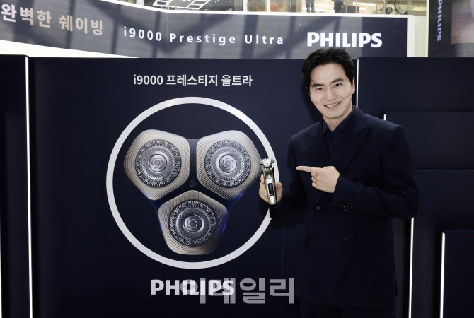 [포토]배우 이진욱, '필립스 전기면도기 초밀착 절삭력 구현해요~'
