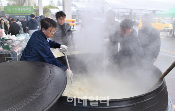 [포토] 농협하나로유통, 가마솥밥 시식행사