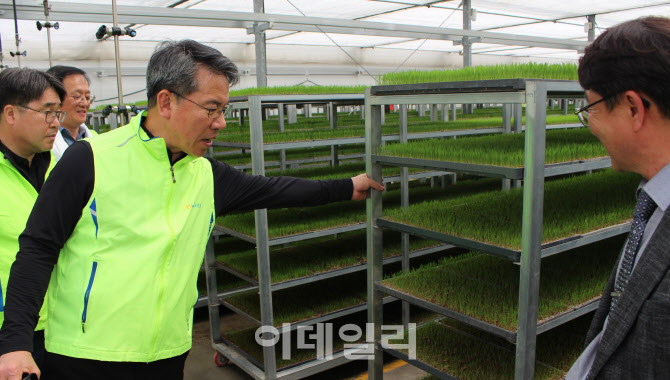 [포토] 농촌 일손돕기 나선 박서홍 농업경제대표이사