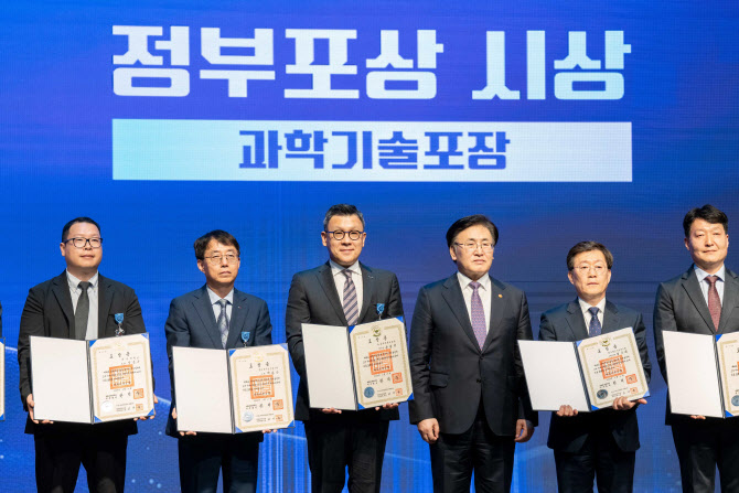 두산에너빌리티 송용진 사장, 과학기술 포장 수상