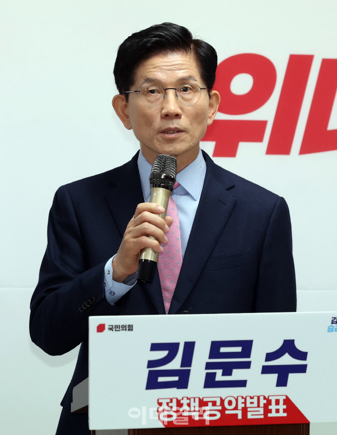 [포토]김문수, '청년 위해 대학가 반값 월세존'