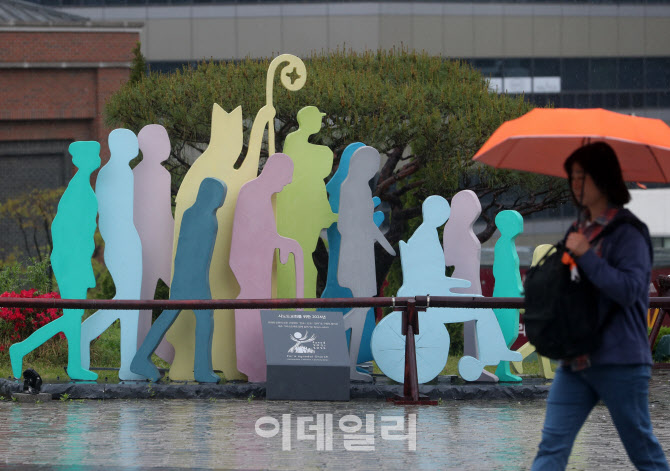 [포토] 명동성당 교황 상징 조형물